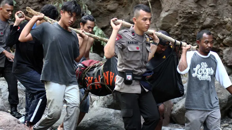 20160516-Banjir Bandang Tewaskan 8 Orang di Air Terjun Dua Warna Sumut