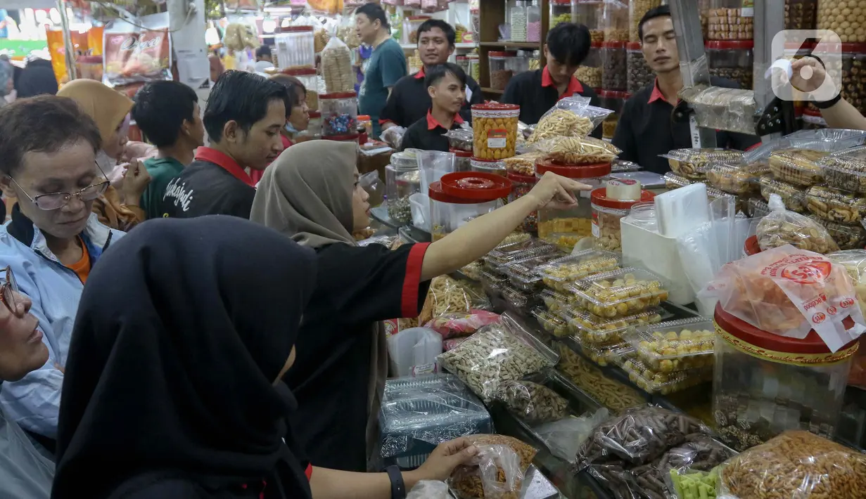 Jenis kue kering yang dijual beraneka macam bentuk dan rasa. (Liputan6.com/Herman Zakharia)