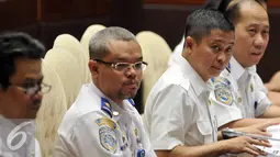 Menteri Perhubungan Ignasius Jonan mendengarkan saat rapat kerja dengan Komisi V DPR di Gedung DPR, Jakarta, Selasa (26/1). Rapat membahas hasil pemeriksaan BPK tahun 2015 dan isu terkini terkait transportasi. (Liputan6.com/Johan Tallo)