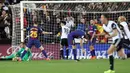 Kiper Barcelona Marc-Andre ter Stegen dan rekan setimnya bereaksi setelahh pemain Valencia mencetak gol pada lanjutan La Liga Primera Division di Stadion Mestalla, Minggu (26/11). Barcelona ditahan imbang Valencia 1-1.  (AP/Alberto Saiz)