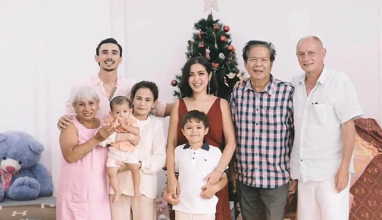 Pasangan Vincent Verhaag dan Jessica Iskandar juga menyambut Natal 2022 dengan anggota baru, yakni baby Don. Jessica Iskandar tampil dalam balutan v-neck dress merah, sementara Vincent pakai kemeja berwarna pink, dan El Barack yang mengenakan kaos polo putih. @inijedar.