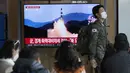 Seorang tentara Korea Selatan melewati layar TV yang menunjukkan file gambar peluncuran rudal Korea Utara selama program berita di Stasiun Kereta Api Seoul di Seoul, Rabu (2/11/2022). Peluncuran ini dilakukan setelah Pyongyang meminta Amerika Serikat (AS) dan Korsel menghentikan latihan militer skala besar mereka, Selasa, 1 November 2022. (AP Photo/Ahn Young-joon)