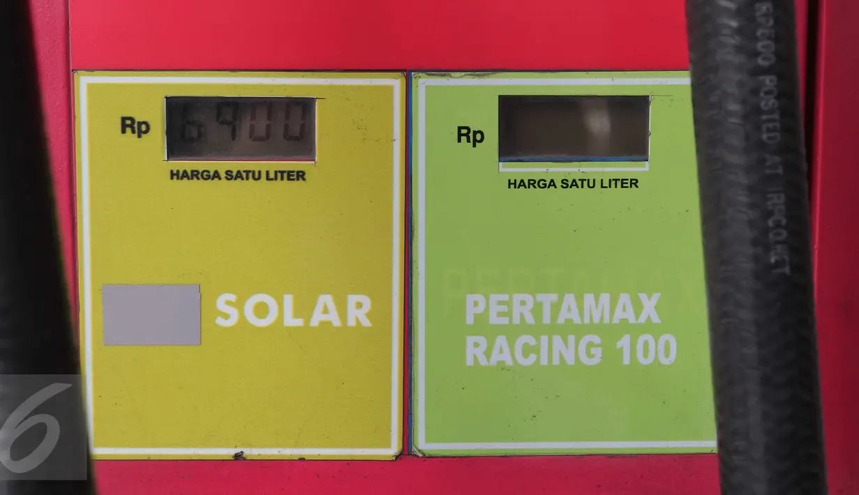Meteran BBM jenis Solar di di SPBU kawasan Kuningan, Jakarta, Kamis (8/10/2015). Pemerintah menurunkan harga solar dari Rp 6.900/liter menjadi Rp.6.700/liter. Harga baru berlaku mulai Jumat, 9 Oktober mendatang. (Liputan6.com/Angga Yuniar)
