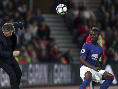 Pelatih Southampton, Claude Puel (kiri) terkena bola saat timnya melawan Manchester United pada lanjutan Premier League di  St Mary's, Southampton, (17/5/2017). MU bermain imbang 0-0 melawan Soton. (Andrew Matthews/PA via AP)