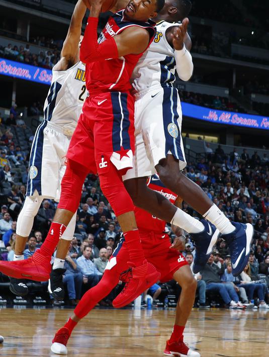 Pebasket Washington Wizards, Otto Porter Jr, berusaha memasukan bola saat melawan Denver Nuggets pada laga NBA di Pepsi Center, Denver, Selasa (23/10/2017). Denver Nuggets kalah 104-109 dari Washington Wizards. (AP/David Zalubowski)