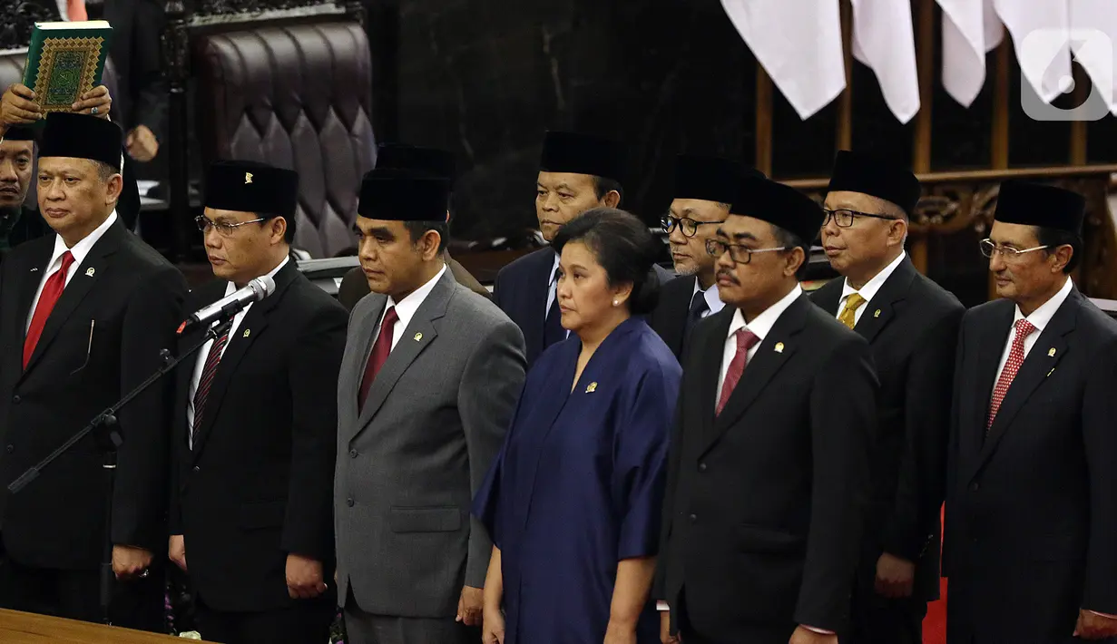 Ketua MPR RI periode 2019-2024 Bambang Soesatyo (kiri) dan para Wakil Ketua MPR diambil sumpah jabatan pada Rapat Paripurna MPR di kompleks parlemen, Jakarta, Kamis (3/10/2019). Bambang Soesatyo resmi menjadi Ketua MPR setelah Fraksi Gerindra di MPR menyatakan sepakat. (Liputan6.com/Johan Tallo)