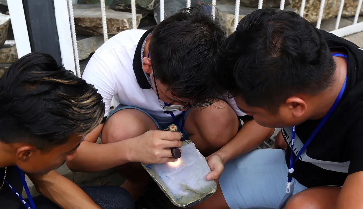 Pedagang memeriksa batu giok dalam bentuk bongkahan yang ditampilkan selama Gems Emporium di Naypyitaw, Myanmar, Selasa (13/11). Acara tahunan tersebut dimulai pada Senin dan akan berlangsung hingga 17 November 2018. (AP/Aung Shine Oo)