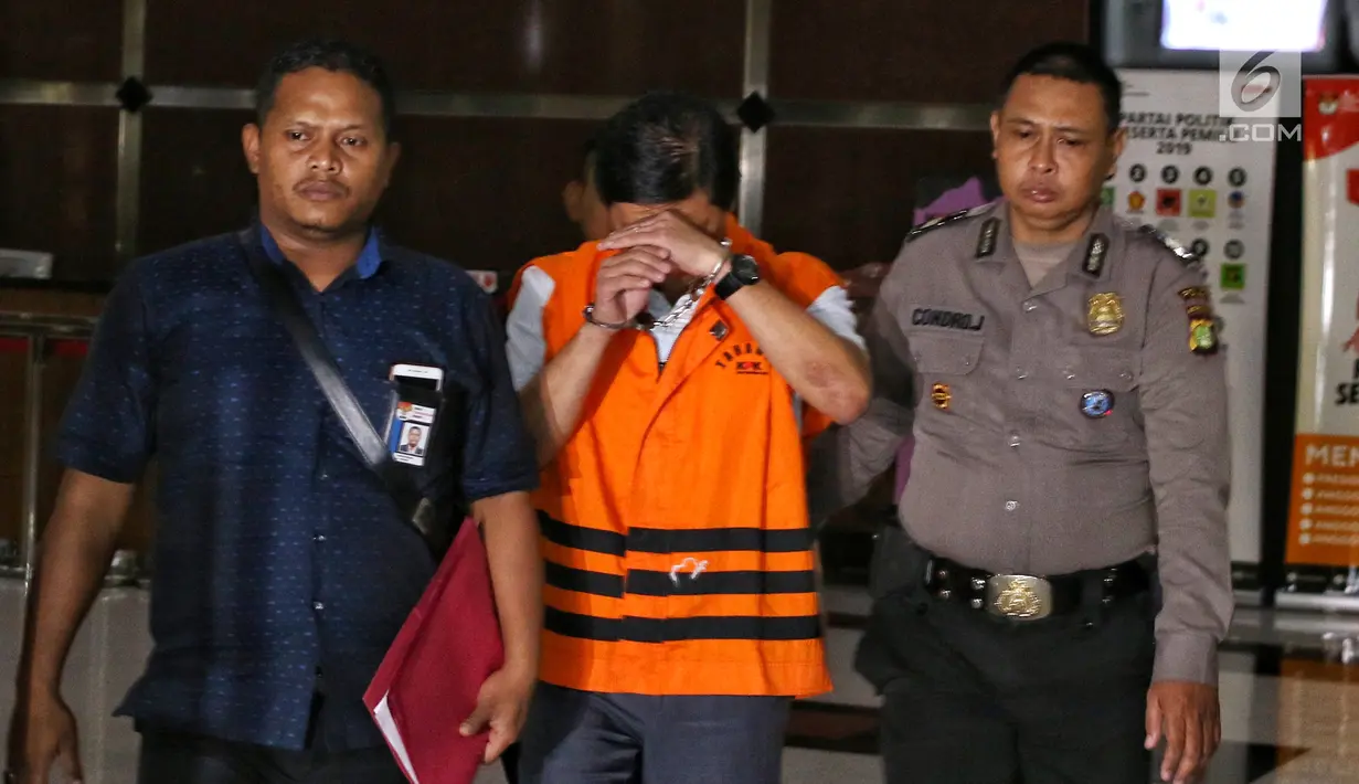 Presdir PT Grand Kartech Kenneth Sutardja memakai rompi tahanan usai menjalani pemeriksaan di Gedung KPK, Jakarta, Sabtu (23/3). Kenneth Sutardja ditahan selama 20 hari pertama terkait pengadaan barang dan jasa tahun 2019. (Liputan6.com/Johan Tallo)