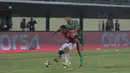 Pemain Bali United, Hasim Kipuw (kiri) berebut bola dengan pemain PS TNI pada lanjutan Liga 1 2017 di Stadion Kapten I Wayan Dipta, Gianyar, Bali (20/102017). Bali United menang 2-1. (Bola.com/NIcklas Hanoatubun)