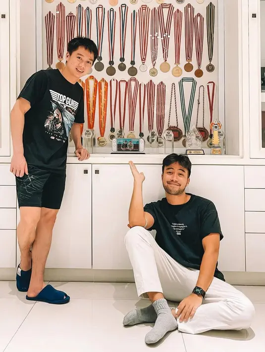 Vidi Aldiano bersama atlet bulu tangkis Kevin Sanjaya yang akrab setelah keduanya mengisi konten video bersama di kanal YouTube Vidi. (Foto: Instagram/vidialdiano)