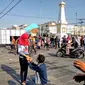 Di tengah keramaian menonton gerhana matahari, pria 28 tahun itu terlihat berlutut menghadap ke sang kekasih. Lalu...