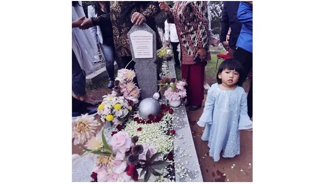 Momen Haru Gayatri di Pusara Ani Yudhoyono