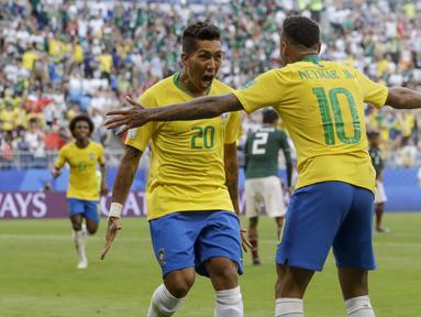 Striker Brasil, Roberto Firmino, merayakan gol yang dicetaknya ke gawang Meksiko pada babak 16 besar Piala Dunia di Samara Arena, Samara, Senin (2/6/2018). Brasil menang 2-0 atas Meksiko. (AP/Andre Penner)