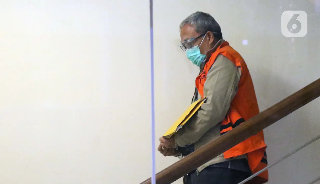 Mantan PPK Pembangunan Jembatan Waterfront Dinas Bina Marga dan Pengairan Kab Kampar, Adnan usai menjalani pemeriksaan di gedung KPK, Jakarta, Senin (19/10/2020). Adnan diperiksa atas dugaan korupsi pengadaan dan pelaksanaan pembangunan Jembatan Bangkinang. (Liputan6.com/Helmi Fithriansyah)