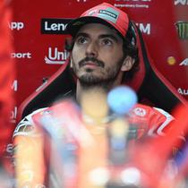 Pembalap MotoGP Italia dari Tim Ducati Lenovo, Francesco Bagnaia, mendengarkan seorang mekanik selama sesi latihan menjelang Grand Prix MotoGP Valencia di sirkuit Ricardo Tormo di Cheste pada 15 November 2025. (Jose Jordan/AFP)