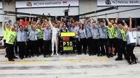 Kru Manor Racing merayakan kesuksesan rekan Rio Haryanto, Pascal Wehrlein, mendapatkan poin perdana pada ajang F1. (Bola.com/Twitter/Manor Racing)