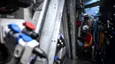 Pekerjaan pemeliharaan di ladang angin mencakup berbagai tugas untuk memastikan turbin angin tetap berfungsi dengan baik. (Christophe ARCHAMBAULT/AFP)