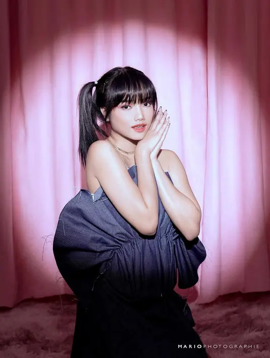 YouTuber 20 tahun itu mengenakan off shoulder dress bahan denim dari @jwbyjulioalbert. [cr: IG/@mariophotographie].