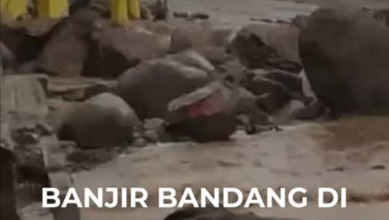 BANJIR BANDANG DI SOLOK, BATU-BATU BESAR JEBOL BANGUNAN KANTOR!