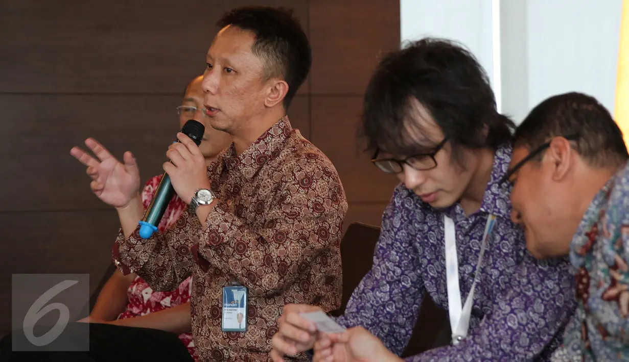 Perwakilan Bank Mandiri Budi Hartono memberikan keterangan pers usai MoU kerjasama penggunaan Mandiri e-cash, Jakarta, Rabu (23/9/2015). Mandiri e-cash sebagai alat pembayaran bagi penerima manfaat Dana Pensiun Pertamina (Liputan6.com/Angga Yuniar)