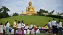 <p>Umat Buddha berkumpul di samping patung Buddha raksasa saat mereka memperingati Hari Makha Bucha di kota Narathiwat, Thailand selatan (6/3/2023). Makha Bucha merupakan salah satu hari raya terpenting bagi para penganut agama Buddha. (AFP/Madaree Tohlala)</p>