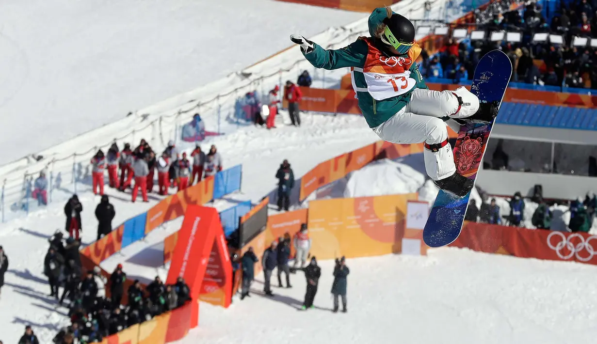 Aksi Emily Arthur sebelum terjatuh pada pertandingan semifinal halfpipe putri pada Olimpiade Musim Dingin 2018 di Pyeongchang, Korea Selatan, (13/2). Emily terjatuh dengan mengenai wajah terlebih dahulu.  (AP Photo / Gregory Bull)