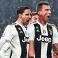 Striker Juventus, Mario Mandzukic berselebrasi bersama rekan-rekannya usai mencetak gol ke gawang Inter Milan pada lanjutan Liga Serie A Italia di Allianz stadium, Turin (7/12). Juventus menang tipis atas Inter Milan 1-0. (Andrea Di Marco/ANSA via AP)