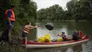 Sejak dimulai pada tahun 2013, para peserta kompetisi tahunan Plastic Cup - yang menawarkan hadiah bagi mereka yang mengumpulkan sampah terbanyak setiap tahunnya - telah mengumpulkan lebih dari 330 ton (sekitar 727.000 pon) sampah dari Tisza dan perairan Hungaria lainnya. (AP Photo/Denes Erdos)