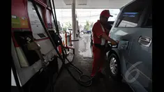 Seorang petugas SPBU mengisi bahan bakar ke salah satu kendaraan di Kuningan, Jakarta, Senin (19/1/2015). (Liputan6.com/Miftahul Hayat)