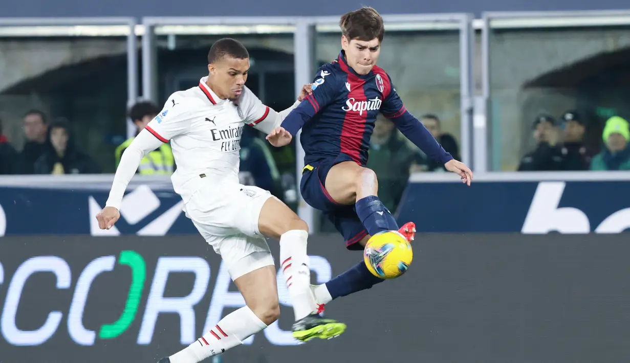 Kali ini, Milan sebenarnya unggul lebih dahulu lewat gol Rafael Leao di menit ke-43, tapi Bologna lantas membalikkan kedudukan melalui aksi Santiago Castro (48') dan Dan Ndoye (82'). (Massimo Paolone/LaPresse via AP)