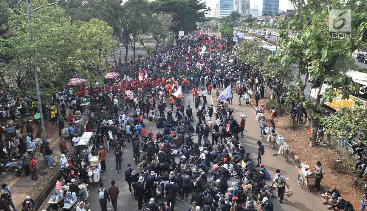 Massa memadati jalan menuju Gedung DPR RI, Jakarta, Senin (30/9/2019). Massa gabungan dari elemen mahasiswa, dan pelajar mulai memenuhi akses menuju Gedung DPR untuk menyuarakan penolakan Rancangan Undang-Undang KUHP dan Revisi Undang-Undang KPK. (merdeka.com/Iqbal S Nugroho)