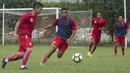 Pemain Persija Jakarta, Marco Kabiay, berusaha merebut bola saat latihan di Lapangan Sutasoma Halim, Jakarta, Sabtu (3/3/2018). Latihan ini digelar sebelum berangkat ke Vietnam untuk melawan SLNA pada Piala AFC. (Bola.com/Asprilla Dwi Adha)