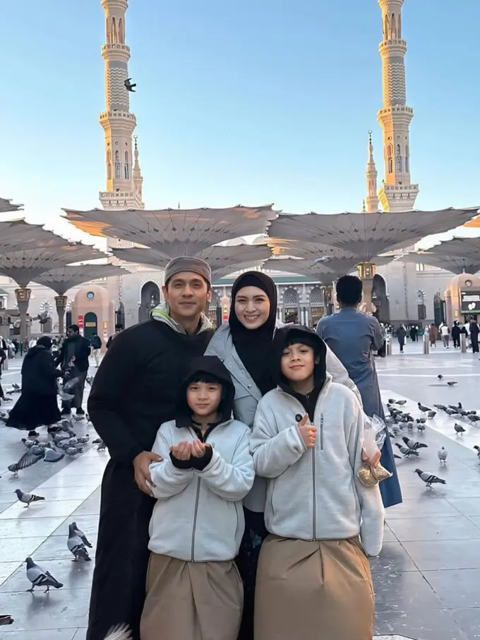 Tampilan Donita saat Umrah Bersama Keluarga di Awal 2025