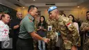 Pemeran film “Garuda 23” Rio Dewanto (kanan) bersalaman dengan Panglima TNI Jenderal Gatot Nurmantyo usai pemasangan baret di Bandara Halim Perdanakusuma, Jakarta, Jumat (29/7). Rio berperan sebagai Kapten Satria. (Liputan6.com/Helmi Fithriasyah)