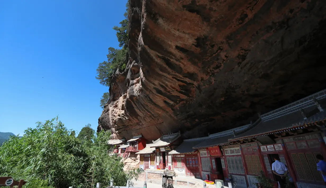 Pemandangan Xianrenya atau Tebing Abadi di objek wisata Gunung Maiji, Tianshui, Provinsi Gansu, China, Selasa (7/7/2020). (Xinhua/Ma Xiping)