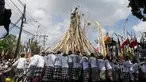 Seorang pria berada diatas puncak tongkat saat ritual Mekotek di Bali (11/11). Tongkat sekitar 3 meter itu melambangkan tombak perang dari besi yang dulu dipakai pasukan Kerajaan Mengwi. (AP Photo/Firdia Lisnawati)