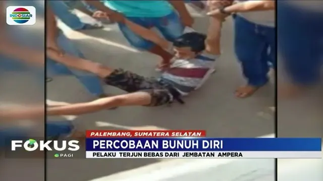 Seorang pemuda di Palembang nekat melakukan percobaan bunuh diri dengan terjun ke Sungai Musi. Aksi penyelamatan oleh warga terekam oleh kamera amatir.