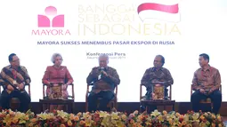 Menteri Perdagangan RI Enggartiasto Lukita (tengah) saat memberikan penjelasan kepada media di Jakarta, Rabu (6/2). Pada 2018, Mayora tercatat telah mengekspor 1.000 kontainer Torabika Cappuccino. (Liputan6.com/Angga Yuniar)