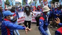 Massa buruh gabungan menggelar aksi di kawasan Patung Arjuna Wijaya, Jakarta, Kamis (25/11/2021). Dalam aksinya, ratusan buruh tersebut menuntut pembatalan Omnibus Law Undang-Undang Cipta Kerja dan kenaikan upah 2022. (Liputan6.com/Faizal Fanani)