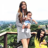 Penampilan Nia Ramadhani sebagai 'hot mom' (Instagram/@ramadhaniabakrie)