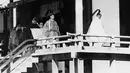 Putra Mahkota Jepang Akihito (kedua kanan) dibantu oleh seorang pejabat dari Badan Rumah Tangga Kekaisaran saat dia berjalan ke tempat suci Shinto di dalam Istana Kerajaan untuk menghadiri pernikahannya pada 10 April 1959. (AFP Photo)