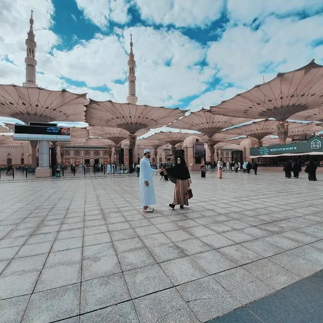 Potret Ammar Zoni dan Irish Bella saat di Madinah, Bikin Syhadu