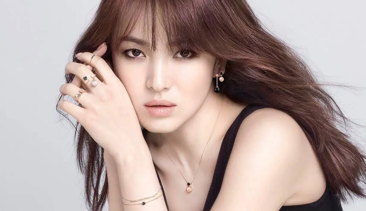 Walaupun sudah terkenal, akan tetapi Song Hye Kyo termasuk artis yang ramah dengan para penggemarnya. Wajar jika akhirnya banyak penggemar yang memuji Song Hye Kyo. (Foto: allkpop.com)