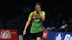 Pebulutangkis muda Indonesia dari klub Jaya Raya, Ruselli Hartawan mengusap keringat saat laga melawan Li Xuerui (Tiongkok) di BCA Indonesia Open di Istora Senayan Jakarta, Selasa (31/5).Ruselli kalah 21-16, 8-21. 11-21. (Liputan6.com/Helmi Fithriansyah)