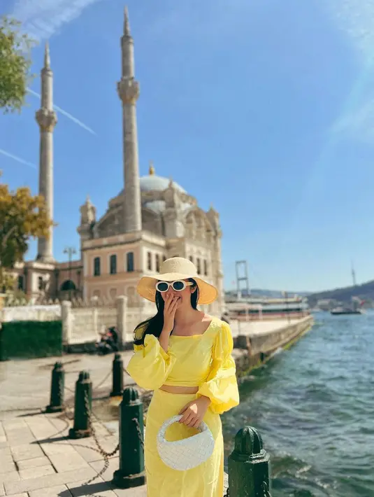 Pemain sinetron Putih Abu Abu itu bahkan terlihat kece saat mengenakan kacamata hitam. Mengingat terik matahari yang menyengat saat liburannya di Turki. (Liputan6.com/IG/@febbyrastanty).
