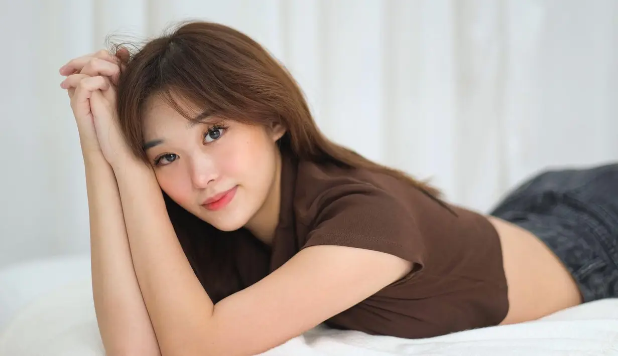 Livy Renata mulai dikenal publik sebagai brand ambassador dari tim esports Alter Ego. Gadis berwajah oriental ini juga menyukai makanan Jepang dan Korea, ia juga suka menonton drama Korea serta anime. (Instagram/livyrenata)