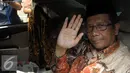 Koordinator Presidium KAHMI, Mahfud MD usai menjadi khatib Jumat di Gedung KPK, Jakarta, Jumat (13/5/2016). Mahfud membantah kedatangannya terkait perkara yang sedang terjadi antara HMI dengan Saut Situmorang. (Liputan6.com/Helmi Afandi)