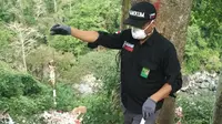 Penyidik Pegawai Negeri Sipil (PPNS) KLHK Sulawesi temukan tumpukan limbah medis B3 di kawasan pegunungan Camba, Kabupaten Maros, Sulsel (Liputan6.com/ Eka Hakim)