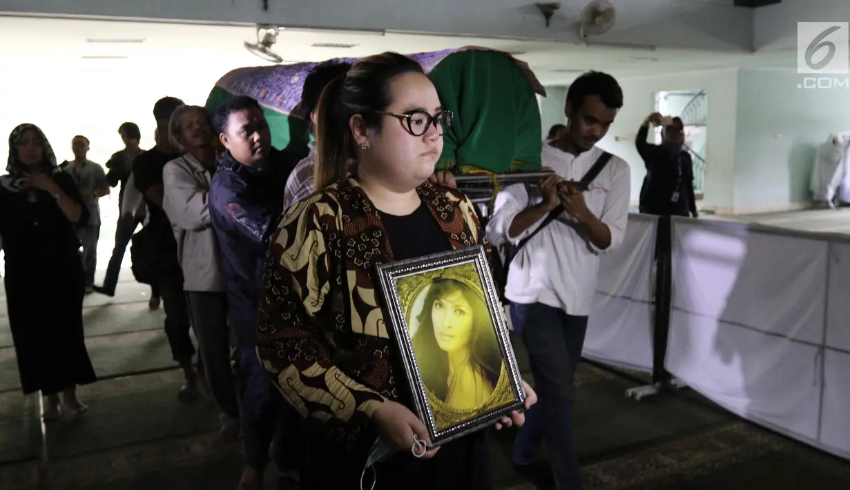 Jenazah Yana Zein saat tiba di masjid Baitul Rahman, Cinere, Depok, Jawa Barat, Jumat (2/6). Yana Zein meninggal pada kamis (1/6/2017), karena kanker payudara stadium VI yang dideritanya. (Liputan6.com/Herman Zakharia)