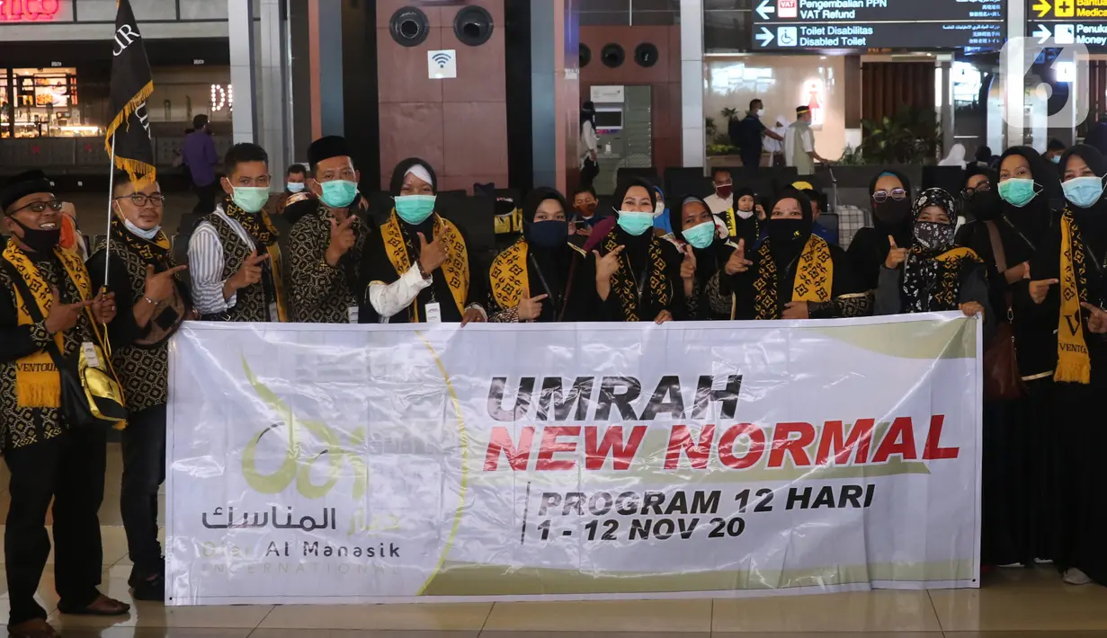 Jemaah umrah asal Indonesia saat berada di bandara Soekarno Hatta, Tangerang, Minggu (1/11/2020). Pemerintah Arab Saudi kembali menerima kedatangan jemaah umrah dari luar negaranya, termasuk Indonesia per 1 November. (Liputan6.com/Angga Yuniar)